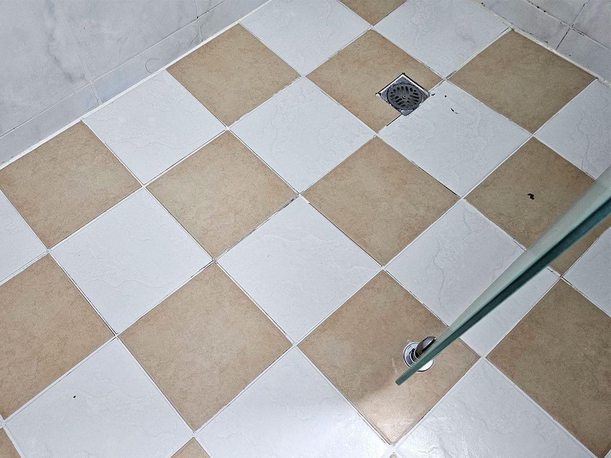 서울 양천구 목동대림아파트 화장실 줄눈시공 시공 전 — 체크무늬 타일 바닥